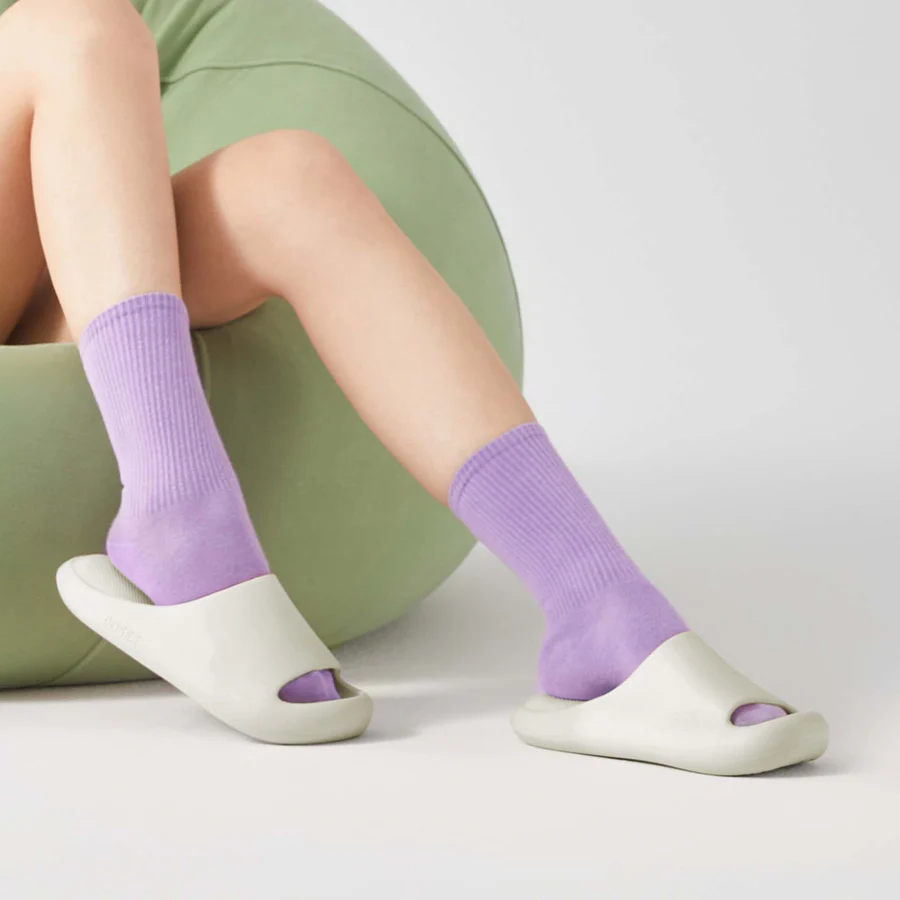 คนลองใส่ รองเท้า posee